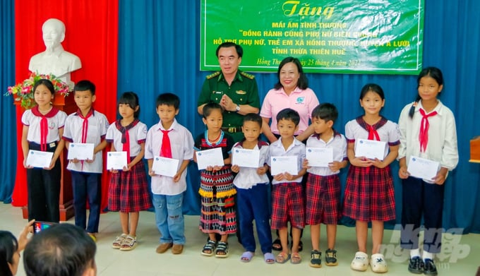 320 phần quà được các đơn vị trao tặng cho các em học sinh có hoàn cảnh khó khăn, vươn lên trong học tập tại trường Tiểu học Hồng Thượng và trường Tiểu học Hồng Thái, huyện A Lưới. Ảnh: Văn Danh.