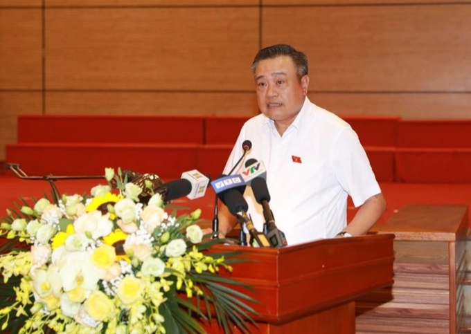 Chủ tịch UBND TP Hà Nội Trần Sỹ Thanh trao đổi những vấn đề cử tri quan tâm. Ảnh: UBND thành phố.