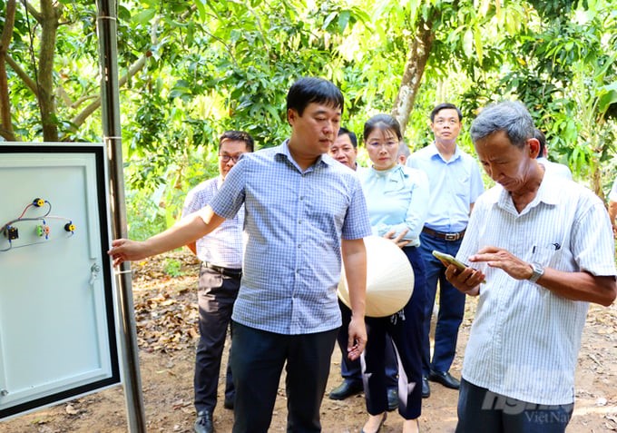Secretary of Dong Thap Provincial Party Committee Le Quoc Phong (left) investigates the implementation of smart villages and learns about people's manipulation of technology software applications at Tam Que Club (Tan Thuan Tay commune, Cao Lanh city). Photo: Le Hoang Vu.