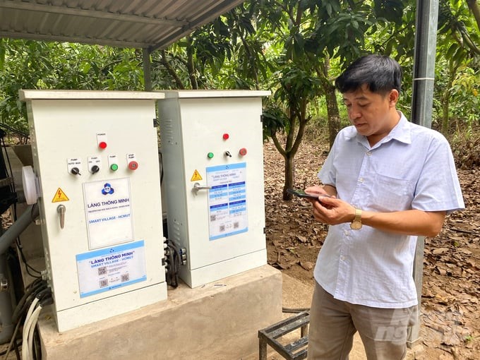 Mango growers in Tam Que Club only need to perform a few operations on their smartphones to access the monitoring system and know the indicators of water environment, soil moisture, salinity, pH, air, hydrometeorology, etc. Photo: Le Hoang Vu.