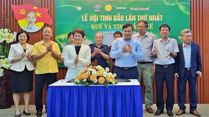 VOCA và Hiệp hội Doanh nghiệp Khoa học và Công nghệ Việt Nam (VST) ký kết bản ghi nhớ hợp tác. Ảnh: Bảo Thắng.