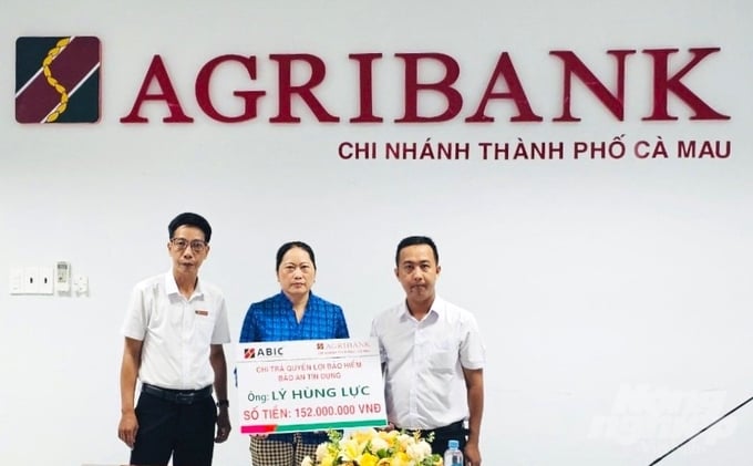 ABIC Kiên Giang phối hợp với Agribank Cà Mau chi trả quyền lợi bảo hiểm bảo an tín dụng cho gia đình khách hàng không may gặp rủi ro trong quá trình lao động sản xuất. Ảnh: Minh Khương.