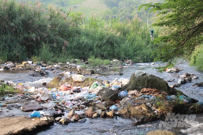 Chính quyền địa phương bất lực trong việc xử lí các hành vi xả rác gây ô nhiễm môi trường. Ảnh: Thanh Tiến.