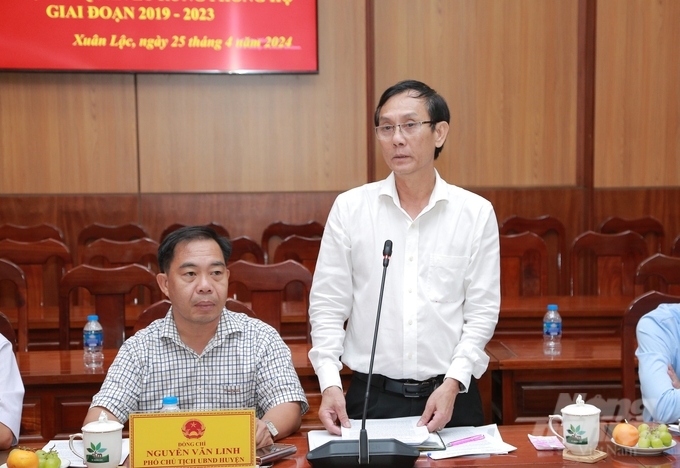 Ông Hoàng Đình Long - Giám đốc Ban Quản lý rừng phòng hộ Xuân Lộc phát biểu tại buổi làm việc. Ảnh: Hoàng Phúc.