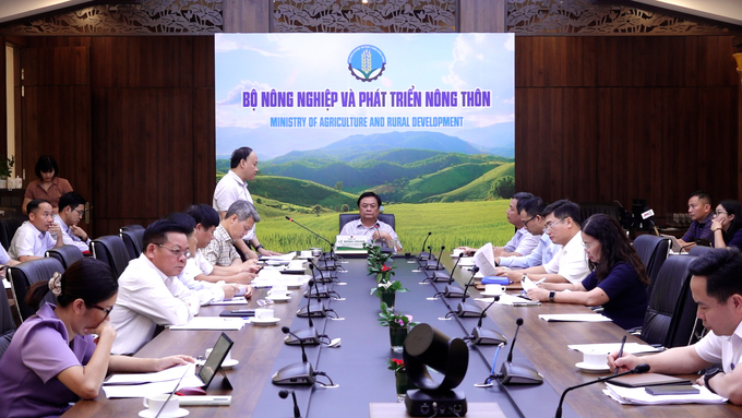 Minister Le Minh Hoan chaired the meeting on prevention and control of drought, saltwater intrusion in the Mekong Delta and challenges in the coming time. Photo: Quang Dung.