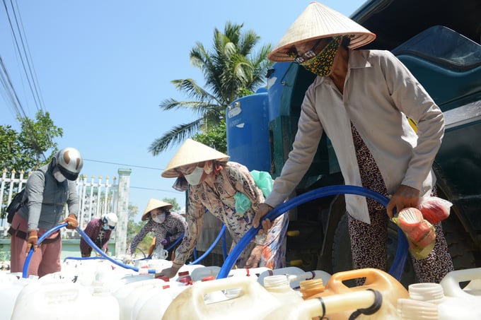 Người dân Tiền Giang lấy nước từ các xe bồn - Ảnh: VGP/Vũ Phong.