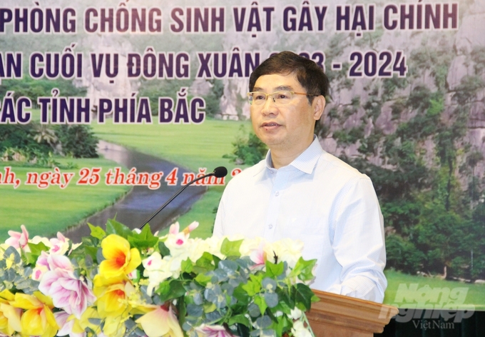 Theo ông Nguyễn Qúy Dương, Phó Cục trưởng Cục Bảo vệ thực vật, nếu không phòng trừ tốt sâu cuốn lá nhỏ trong dịp nghỉ lễ 30/4 - 1/5, khi lúa trỗ sâu non sẽ cuốn lá đòng và ăn trắng lá, ảnh hưởng rất lớn đến năng suất lúa.