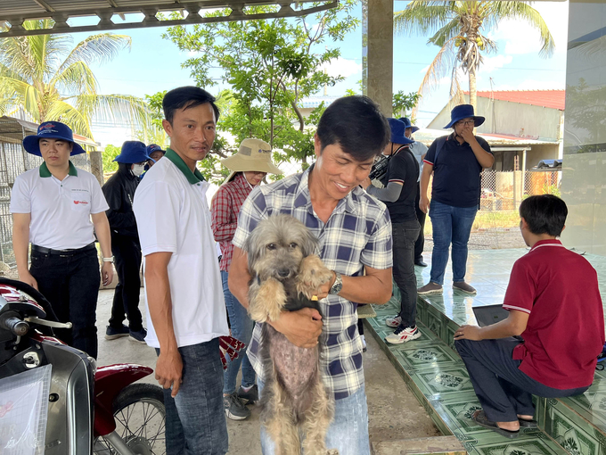 Người dân mang chó tham gia chương trình tiêm phòng dại vì cộng đồng ở huyện Đức Huệ, Long An. Ảnh: Sơn Trang.