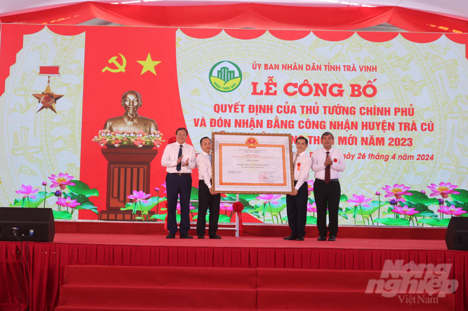 Lãnh đạo tỉnh Trà Vinh nhận bằng công nhận huyện Trà Cú đạt chuẩn NTM. Ảnh: Hồ Thảo.