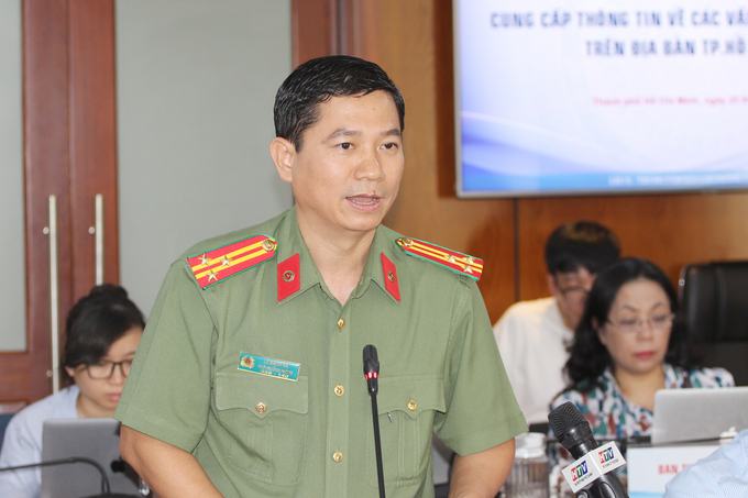 Thượng tá Lê Mạnh Hà, Phó phòng Tham mưu Công an TP.HCM thông tin tại buổi họp báo. Ảnh: T.N.