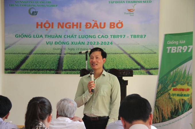 Ông Nhâm Xuân Tùng, Phó Trưởng phòng Kinh doanh (Công ty Cổ phần Tập đoàn ThaiBinh Seed) cam kết mang lại cho bà con nông dân Quảng Trị những giống lúa chất lượng cao, thích ứng tốt với điều kiện thời tiết, thổ nhưỡng địa phương.