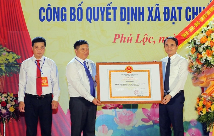 Lãnh đạo huyện Nho Quan thừa ủy quyền của UBND tỉnh trao bằng công nhận xã đạt chuẩn nông thôn mới nâng cao năm 2023 cho Đảng bộ, chính quyền và nhân dân xã Phú Lộc.