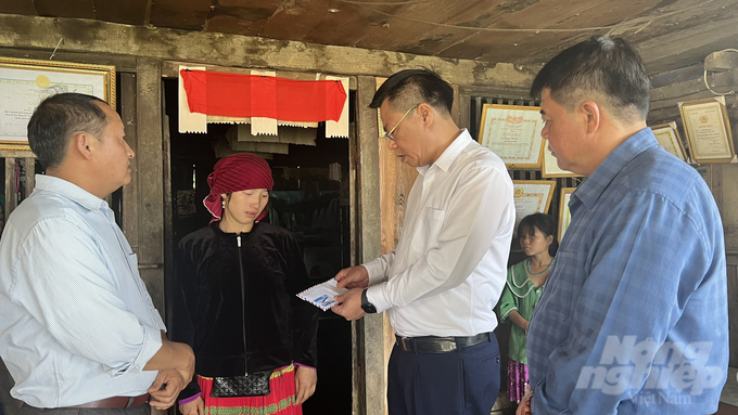 Lãnh đạo huyện Đồng Văn, tỉnh Hà Giang thăm hỏi, động viên gia đình có người bị gặp nạn do thiên tai gây ra. Ảnh: Đào Thanh.