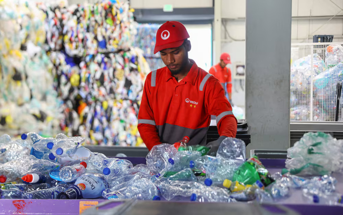 Một nhân viên phân loại nhựa có thể tái chế tại một nhà kho và cơ sở phân loại tại Dubai. Ảnh Reuters