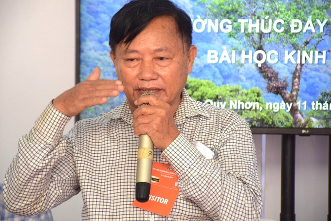Mr. Pham Quoc Noi, owner of approximately 30 hectares of planted forest in Tan Binh (Hiep Duc district, Quang Nam), shared about the benefits of planting large timber forests. Photo: V.D.T.
