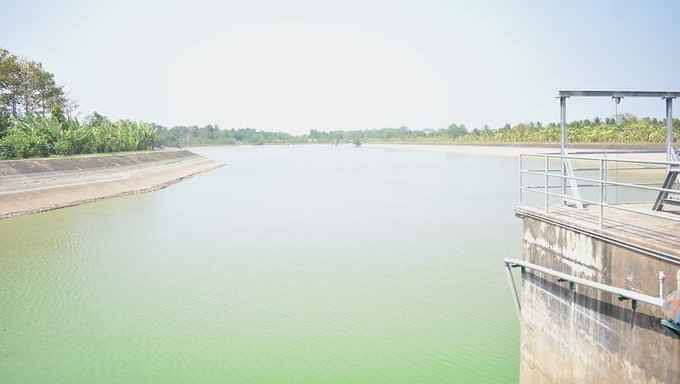The water source on Nguyen Tan Thanh canal is abundant and the salinity is guaranteed to serve people's daily needs. Photo: Minh Dam.