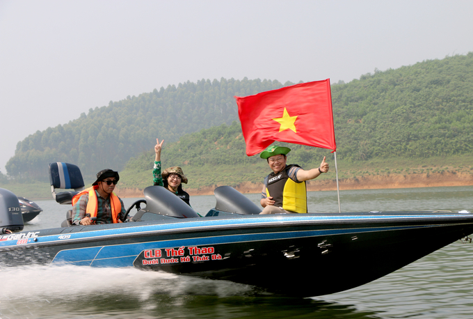 Hoạt động trình diễn mô tô nước mở đầu cho chuỗi các hoạt động du lịch năm nay tại huyện Yên Bình. Ảnh: Thanh Tiến.