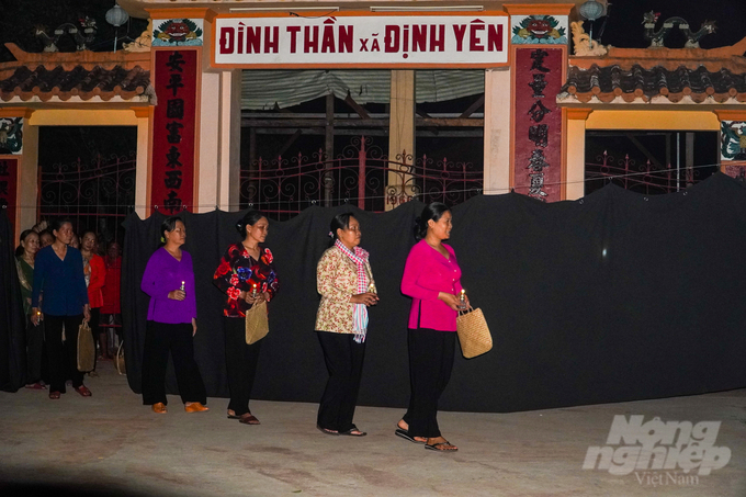 Thực cảnh tái hiện không gian chợ ma Định Yên quy tụ trên 100 diễn viên không chuyên là người dân địa phương đã từng gắn bó lâu đời và chứng kiến những đổi thay của chợ.