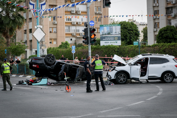 Hiện trường chiếc xe của Bộ trưởng An ninh Quốc gia Itamar Ben Gvir gặp tai nạn ở Ramle hôm 26/4. Ảnh: Flash90.