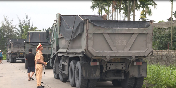 Cảnh sát giao thông tỉnh Quảng Ninh kiểm tra kích thước thành, thùng xe chở vật liệu. Ảnh: Nguyễn Khánh.