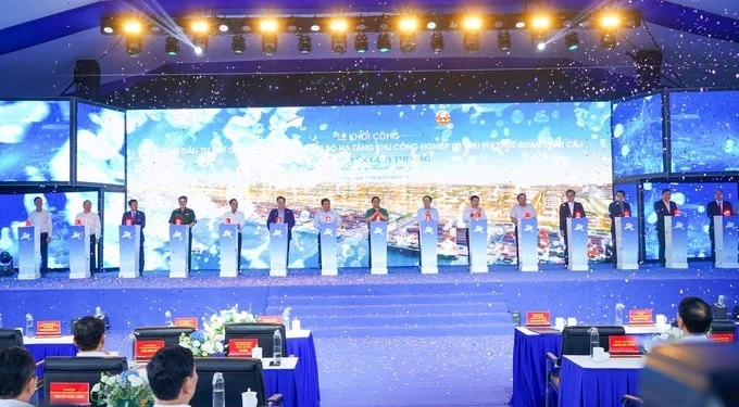 Groundbreaking Ceremony for the Investment Project in Construction and Operation of Infrastructure for the Industrial Zone and Non-Tariff Zone of Xuan Cau with a total investment of VND 11.1 trillion.