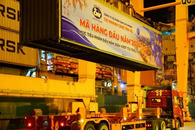 Welcoming the first shipment of 2024 at Hai Phong Port Corporation.