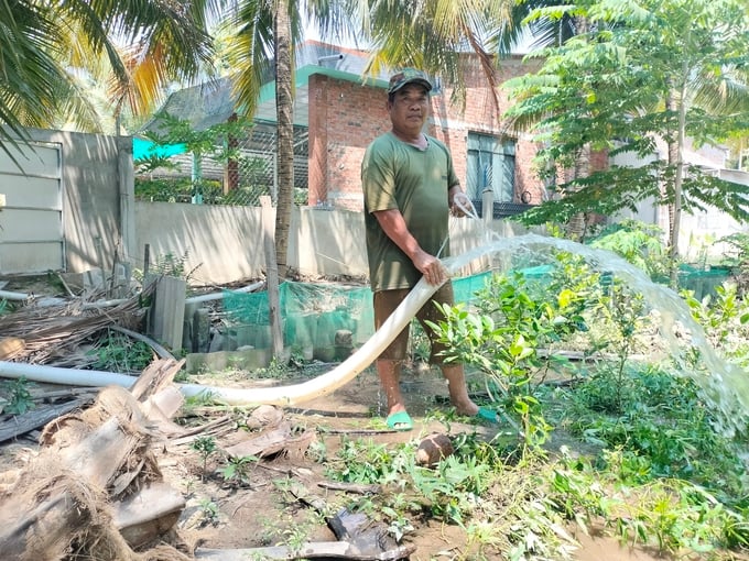 Mr. Cao Thanh Son pumps fresh water from the canal into the garden for people in need. Photo: Minh Dam.