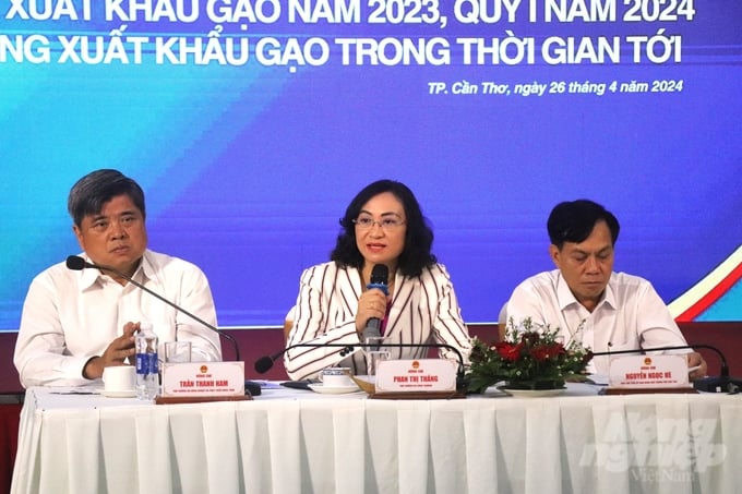 Deputy Minister of Industry and Trade Phan Thi Thang led the discussions at the conference to evaluate the results of rice export activities in 2023 and the first quarter of 2024, and strategize the development trajectory of rice exports in the near future. Photo: Kim Anh.