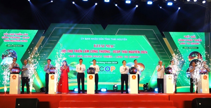 Các đại biểu thực hiện nghi thức khai mạc Hội chợ triển lãm 'Công Thương - OCOP Thái Nguyên 2024'.