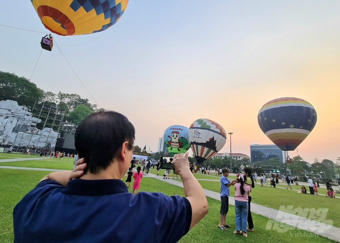 Du khách hào hứng tham gia lễ hội khinh khí cầu tại Tuyên Quang. Ảnh: Đào Thanh.