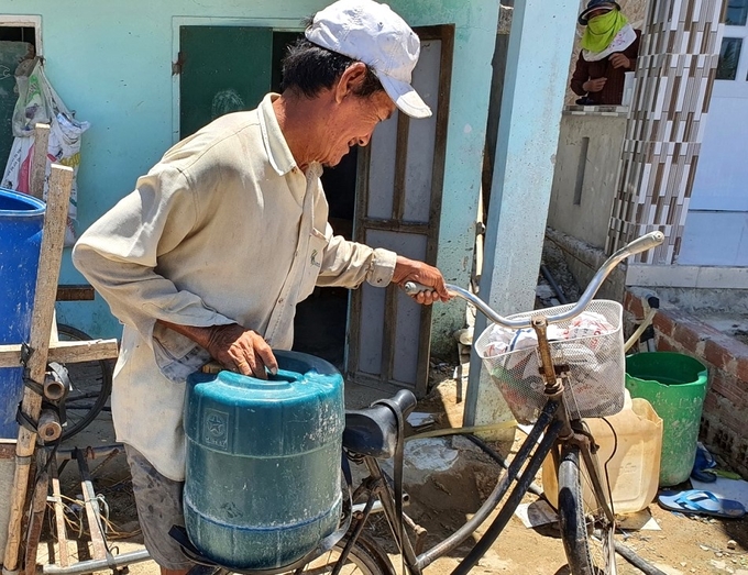 Trước đây, đến mùa khô hạn, người dân xã Mỹ Chánh (huyện Phù Mỹ, Bình Định) phải dùng xe đạp chở từng thùng nước nhỏ về để gia đình sinh hoạt. Ảnh: V.Đ.T.