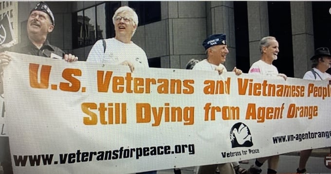 Hình ảnh người dân Mỹ phản đối chiến tranh trong bộ phim tài liệu 'Chiến tranh Việt Nam'.