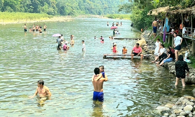 Trời oi bức nên hàng nghìn người dân các huyện đồng bằng như Thạch Hà, Can Lộc, Đức Thọ, TP Hà Tĩnh... đổ xô lên suối Rào Àn, xã Sơn Kim 1, huyện Hương Sơn 'giải nhiệt'.