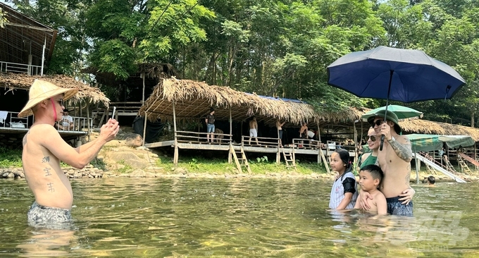 Ngoài trải nghiệm tắm suối, Rào Àn còn là nơi lưu lại những khoảnh khắc sum vầy của các gia đình.