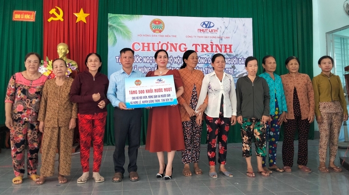 Có hơn 800 hội viên nông dân tại xã Hưng Lễ, huyện Giồng Trôm, tỉnh Bến Tre được tặng nước ngọt phục vụ sinh hoạt gia đình. Ảnh: Minh Đảm.