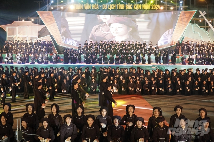 Màn múa bát với 1.000 diễn viên tại lễ khai mạc Tuần Văn hóa - Du lịch tỉnh Bắc Kạn năm 2024. Ảnh: Đình Hợi. 