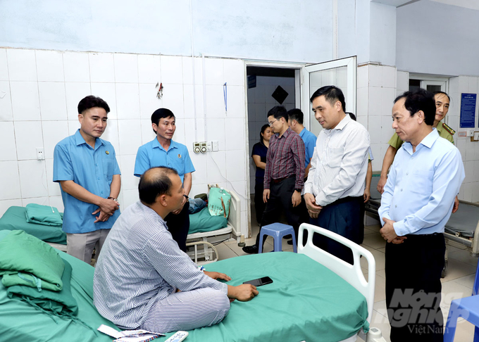 Thứ trưởng Nguyễn Quốc Trị cùng các đại biểu của tỉnh Hà Giang tới thăm hỏi, động viên nạn nhân bị thương khi tham gia chữa cháy rừng Tây Côn Lĩnh. Ảnh: Duy Tuấn.
