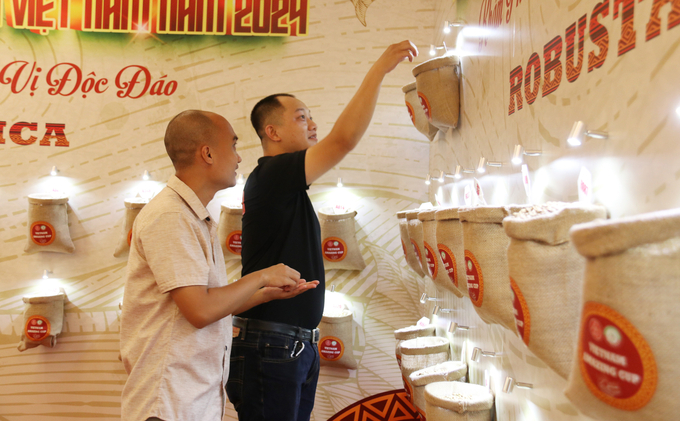 Khách tham quan các mẫu cà phê đạt tiêu chuẩn đặc sản trưng bày tại buổi trao giải. Ảnh: Quang Yên.