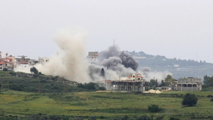 Israel không kích làng Tayr Harfa, phía nam Lebanon hôm 26/4. Ảnh: AFP.