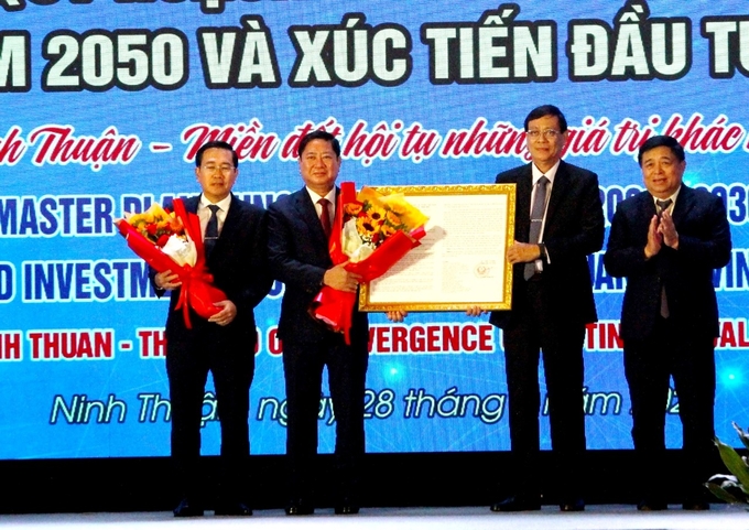 Bộ trưởng Bộ Kế hoạch và Đầu tư Nguyễn Chí Dũng trao quyết định phê duyệt quy hoạch cho lãnh đạo tỉnh Ninh Thuận. Ảnh: MP.