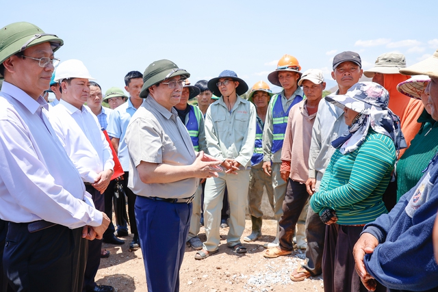 Dưới trời nắng như đổ lửa, Thủ tướng thăm hỏi, động viên người lao động đang thi công dự án hệ thống thủy lợi Tân Mỹ. Ảnh: VGP/Nhật Bắc.