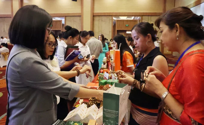 Delegates visited booths showcasing the key products of the Central Highlands region. Photo: Quang Yen.