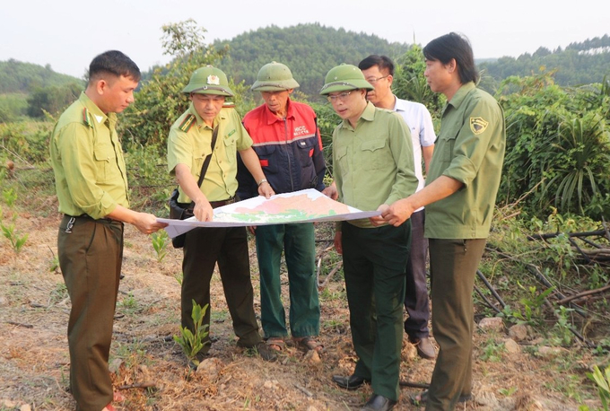 Lãnh đạo UBND huyện và Hạt Kiểm lâm Hương Sơn kiểm tra công tác phòng cháy chữa cháy rừng trong dịp nghỉ lễ 30/4. Ảnh: Thanh Nga.