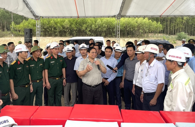 Thủ tướng Chính phủ phát biểu chỉ đạo khi đến kiểm tra tại dự án đường cao tốc Hoài Nhơn - Quy Nhơn, đoạn qua tỉnh Bình Định. Ảnh: V.Đ.T.