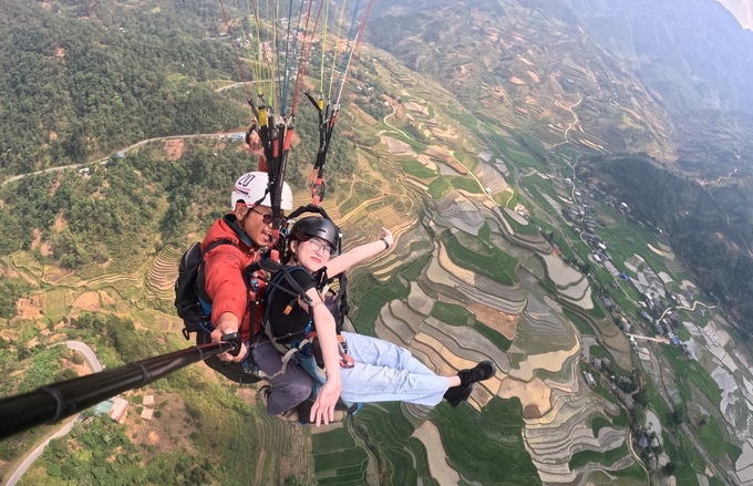 Festival dù lượn 'Bay trên miền danh thắng' tại Mù Cang Chải năm nay thu hút đông đảo du khách.