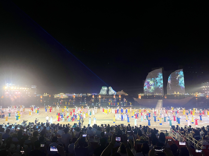 Hàng vạn du khách hào hứng với chương trình Carnaval Hạ Long 2024. Ảnh: Nguyễn Thành.