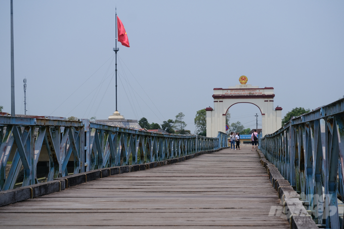 Cây cầu chứng tích lịch sử - Hiền Lương. Ảnh: Kiên Trung.