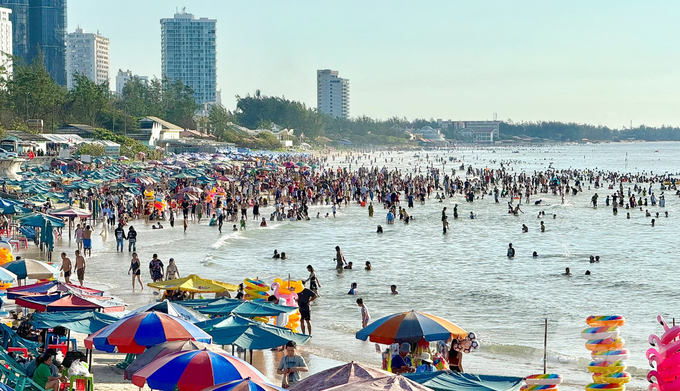 Các bãi biển của Bà Rịa - Vũng Tàu vẫn còn đông nghẹt vào chiều 29/4 và dự kiến sẽ còn tăng trong 2 ngày nghỉ lễ cuối. 