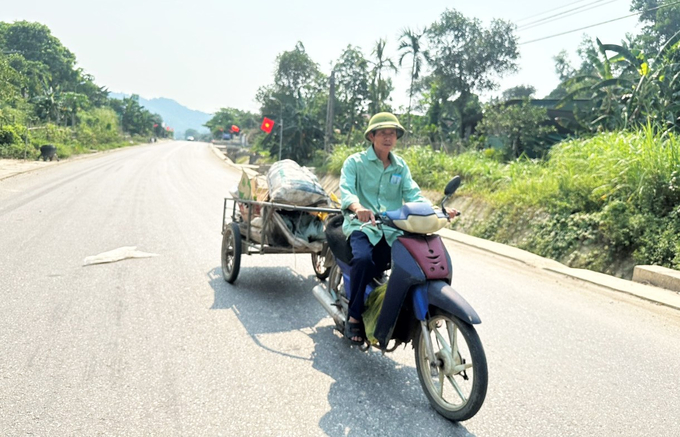 Giữa cái nắng như thiêu đốt, ông Quý, thôn Hà Trai, xã Sơn Kim 1 kiên trì kéo chiếc xe rong ruổi hết xã này đến xã khác thu mua đồng nát.