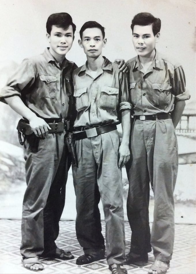 Ông Trần Văn Tấn (ngoài cùng bên trái) và đồng đội trong tổ 3 người (tổ tam tam) năm 1975. Ảnh: chụp lại.